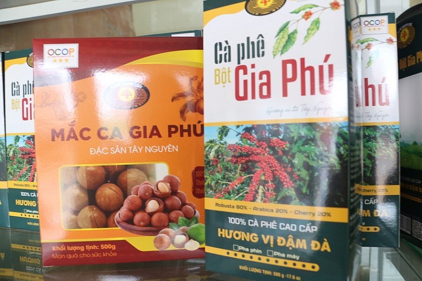 Bộ sản phẩm cà phê bột Gia Phú và mắc ca Gia Phú đạt OCOP 3 sao. Ảnh: N.S