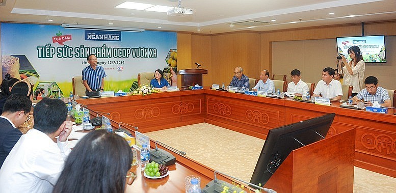 Một buổi tọa đàm về tiếp sức nguồn vốn cho sản phẩm OCOP vươn xa. Ảnh: VGP