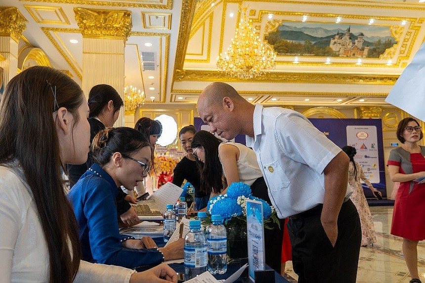 WESBA kỳ vọng trở thành cầu nối tin cậy giữa doanh nghiệp với chính quyền, giữa doanh nghiệp lẫn nhau, cùng như đối tác liên quan. WESBA kỳ vọng trở thành cầu nối tin cậy giữa doanh nghiệp với chính quyền, giữa doanh nghiệp lẫn nhau, cùng như đối tác liên quan.