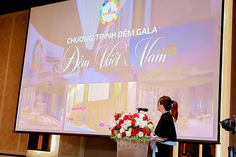 Theo ban tổ chức, nhiều sản phẩm làng nghề sẽ được giới thiệu tại chương trình nghệ thuật Gala “Đêm Việt Nam” thuộc chuỗi các hoạt động tại Hội chợ Theo ban tổ chức, nhiều sản phẩm làng nghề sẽ được giới thiệu tại chương trình nghệ thuật Gala “Đêm Việt Nam” thuộc chuỗi các hoạt động tại Hội chợ