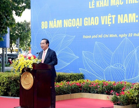 pho thu tuong bui thanh son dang hoa tuong dai chu tich ho chi minh
