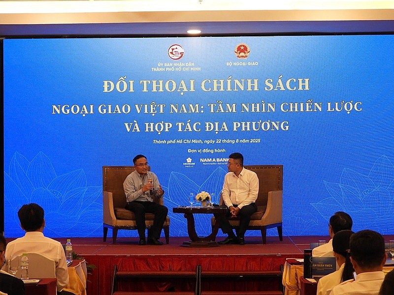 Tại buổi đối thoại, nhiều đại biểu đã đặt câu hỏi, đề xuất và chia sẻ khuyến nghị liên quan đến các vấn đề nổi bật trong hoạt động đối ngoại hiện nay Tại buổi đối thoại, nhiều đại biểu đã đặt câu hỏi, đề xuất và chia sẻ khuyến nghị liên quan đến các vấn đề nổi bật trong hoạt động đối ngoại hiện nay