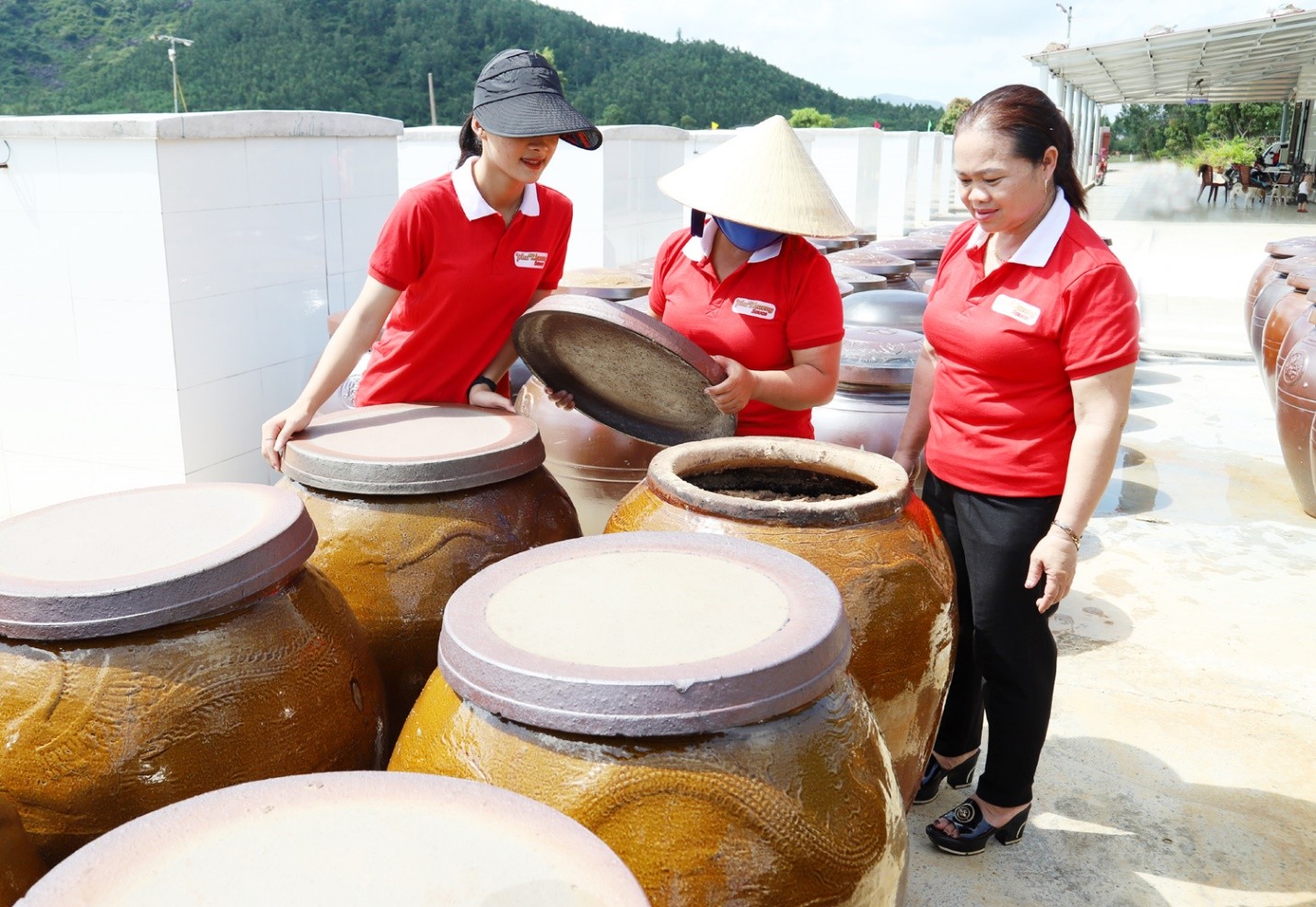 Cùng với sản xuất nước mắm, HTX Phú Khương còn sản xuất các sản phẩm đặc trưng  vùng biển Kỳ Anh như: ruốc, cá mờm khô, tép khô…. Cùng với sản xuất nước mắm, HTX Phú Khương còn sản xuất các sản phẩm đặc trưng  vùng biển Kỳ Anh như: ruốc, cá mờm khô, tép khô….