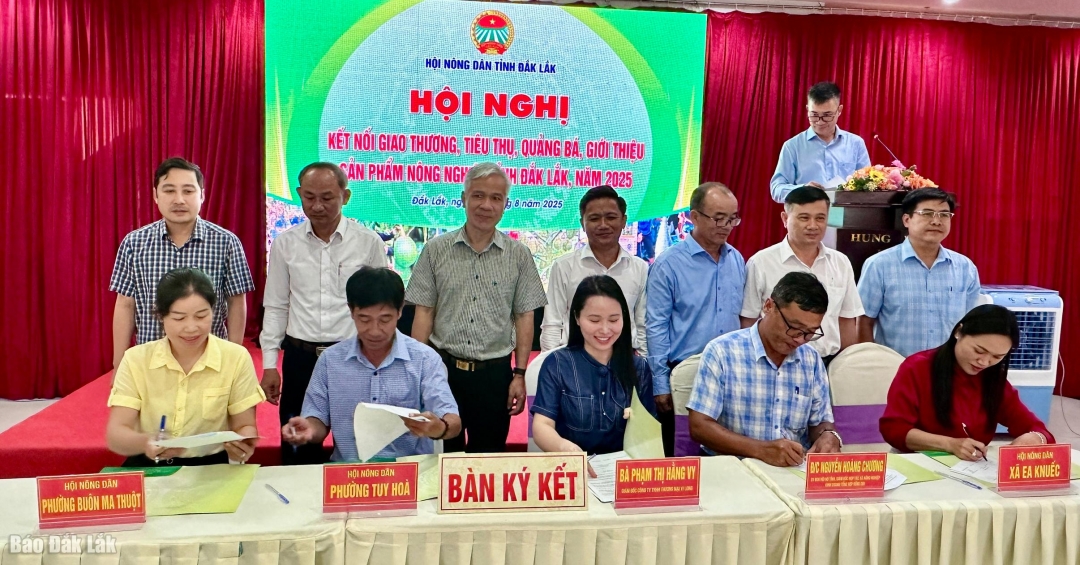 Thúc đẩy quảng bá, tiêu thụ sản phẩm OCOP Đại diện các đơn vị ký kết hợp tác kết nối giao thương, tiêu thụ sản phẩm nông nghiệp với Công ty TNHH Thương mại Vi Long, giai đoạn 2025-2030.