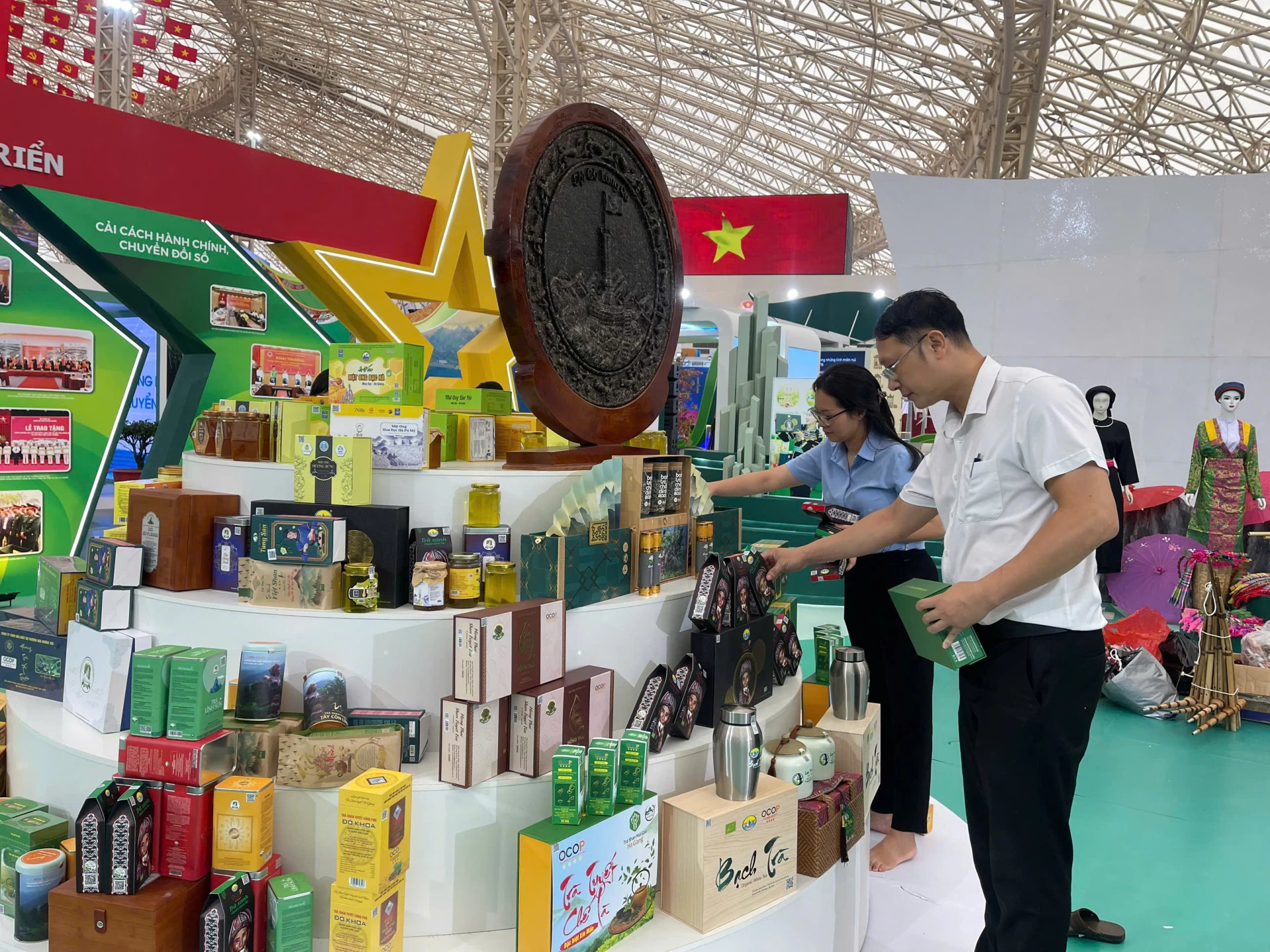 Tuyên Quang chuẩn bị cho Triển lãm thành tựu 80 năm Quốc khánh Cán bộ Trung tâm Khuyến công và Xúc tiến Công thương tỉnh sắp xếp gian hàng trưng bày tại triển lãm.