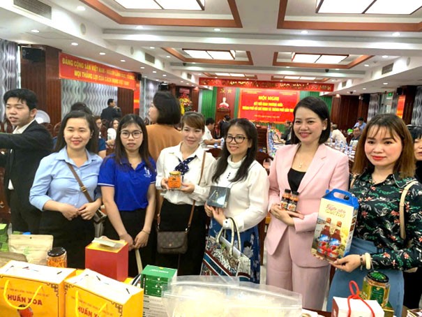 Người tiêu dùng tham qua, trải nghiệm sản phẩm từ Công ty TNHH MTV Đông Trùng Hạ Thảo Cờ Đỏ