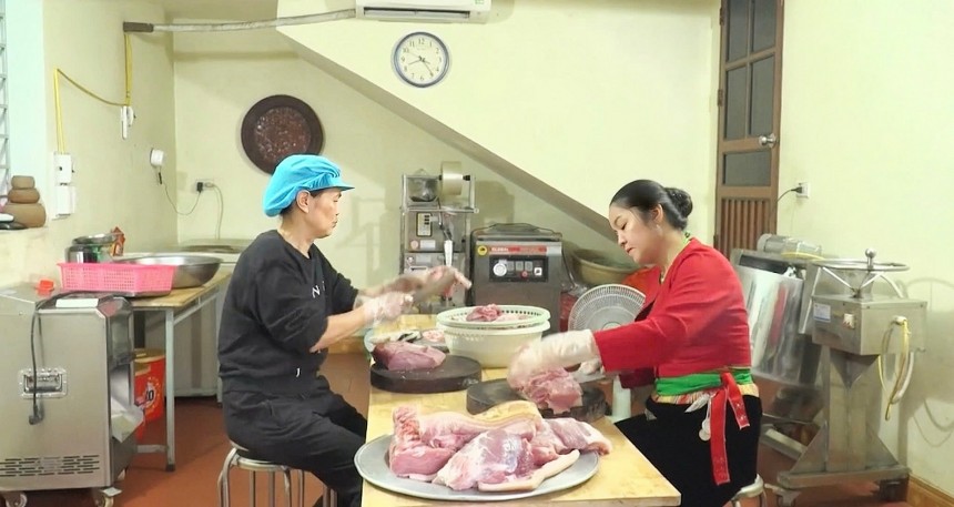 Cơ sở sản xuất thịt chua Lâm Tin lựa chọn nguồn nguyên liệu thịt lợn sạch và cách lên men tự nhiên, đảm bảo vệ sinh an toàn thực phẩm.