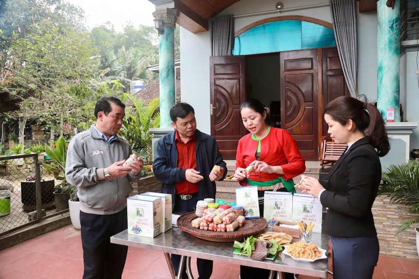 2-	Sản phẩm thịt chua của cơ sở sản xuất thịt chua Lâm Tin, phố Lâm Hóa 2, xã Lạc Sơn được thị trường ưa chuộng, mang hương vị đặc trưng của vùng Mường Vang.