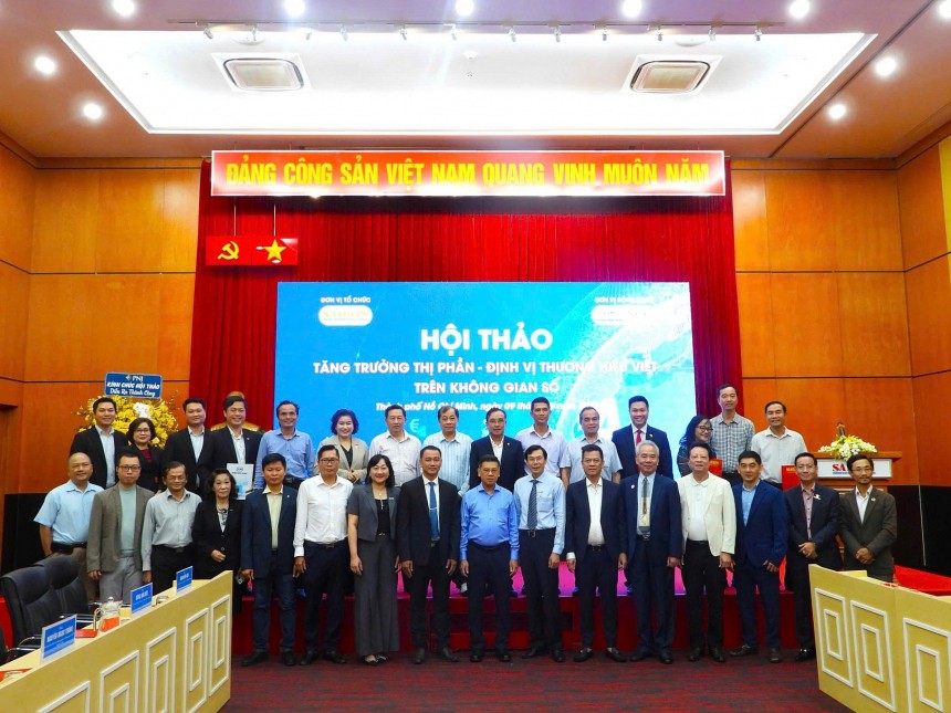 Lãnh đạo TP. HCM và các đại biểu chụp ảnh kỷ niệm tại Hội thảo