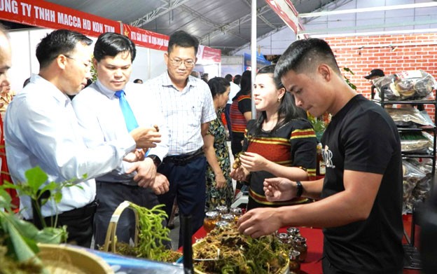 Lãnh đạo UBND tỉnh Quảng Ngãi cùng lãnh đạo các sở, ban ngành liên quan đã đi tham quan sản phẩm trưng bày tại các gian hàng