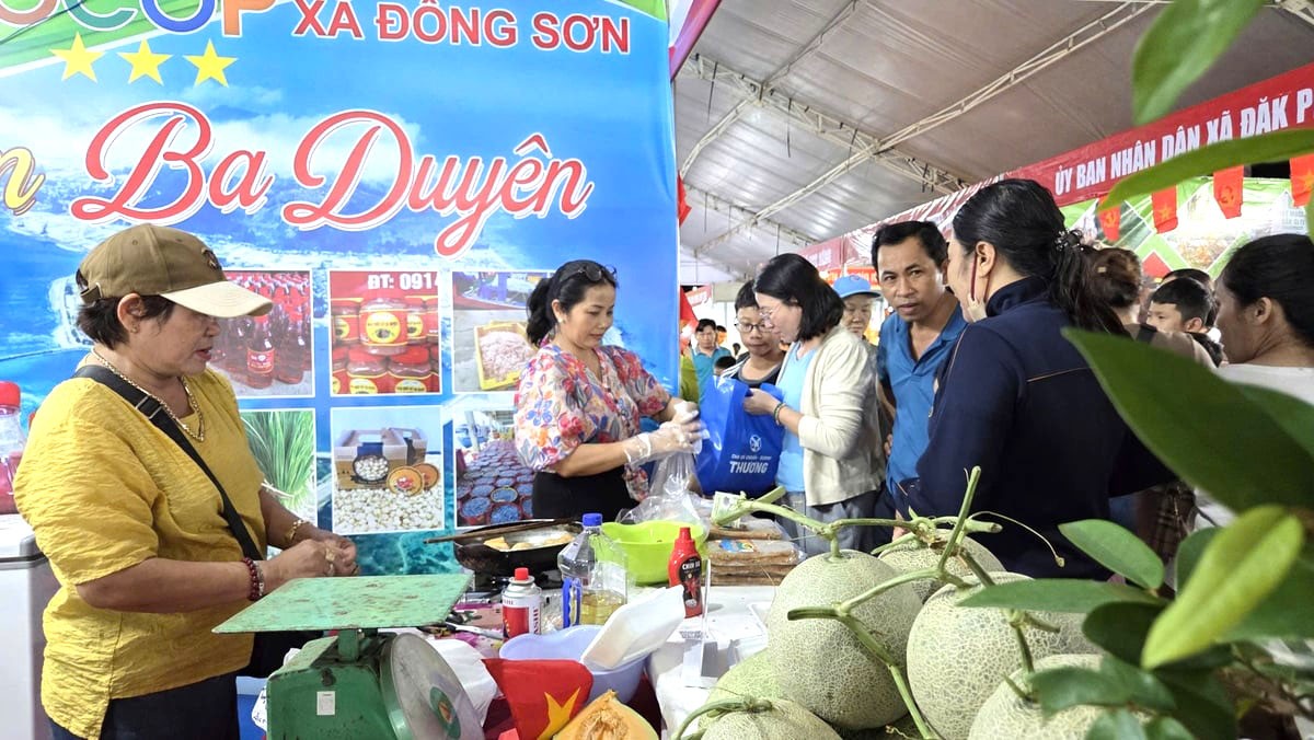 Hội chợ thu hút đông đảo người dân đến tham quan, mua sắm.