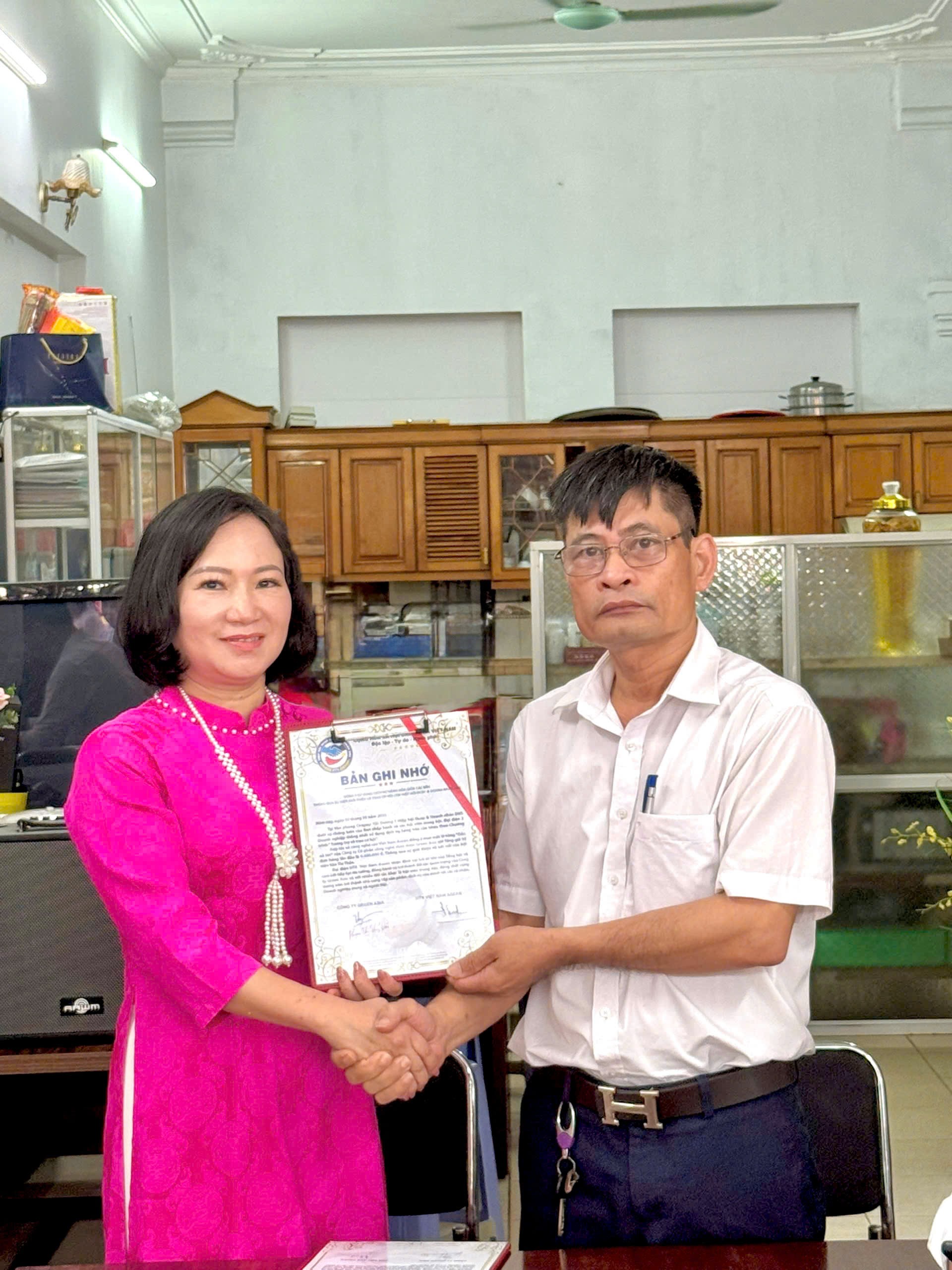 Ông Nguyễn Doãn Hưng và bà Phạm Thị Thúy Vân trao bản ghi nhớ. Ông Nguyễn Doãn Hưng và bà Phạm Thị Thúy Vân trao bản ghi nhớ.