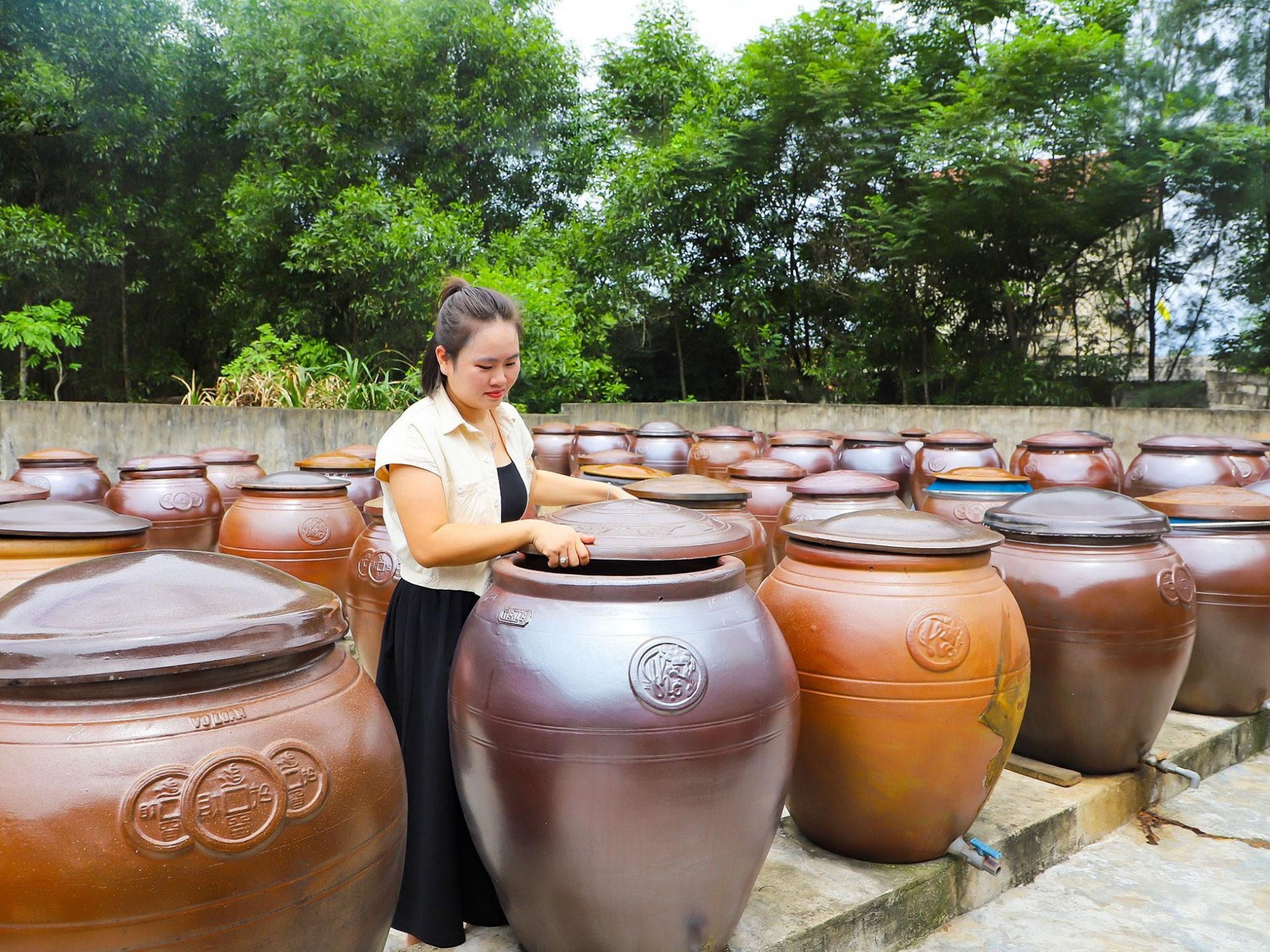 Giám đốc HTX Dịch vụ chế biến hải sản Phú Sáng Nguyễn Thị Sáng đang kiểm tra khu vực ủ mắm.