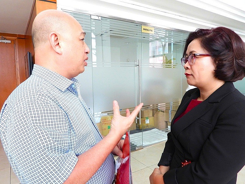 Bác sĩ Lê Trọng Dân (bên trái) lo ngại mạo nhận thương hiệu thực tế đang có dấu hiệu len lỏi vào nhiều lĩnh vực khác của đời sống, bao gồm cả y tế