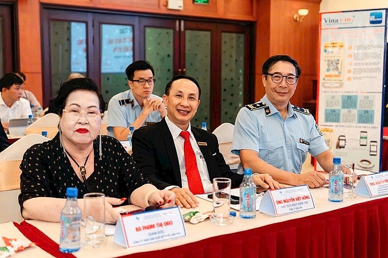 Ở góc độ chuyên gia, ông Nguyễn Viết Hồng, Chủ tịch Hội đồng quản trị Công Ty Cổ Phần Phát Triển Khoa Học Công Nghệ Vina (thứ hai, từ trái sang) cho rằng, thời đại chuyển đổi số, giải pháp chống hàng giả cũng cần thích ứng theo hướng số hóa, đa lớp