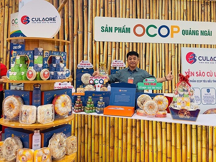 Không chỉ điều hành doanh nghiệp, ông Phan Thanh Tùng còn đảm nhận vai trò Ủy viên Ban thường vụ, kiêm Chi hội trưởng Chi hội Yến sào Quảng Ngãi, trực thuộc Hiệp hội Yến sào Việt Nam (VSFA) Không chỉ điều hành doanh nghiệp, ông Phan Thanh Tùng còn đảm nhận vai trò Ủy viên Ban thường vụ, kiêm Chi hội trưởng Chi hội Yến sào Quảng Ngãi, trực thuộc Hiệp hội Yến sào Việt Nam (VSFA)
