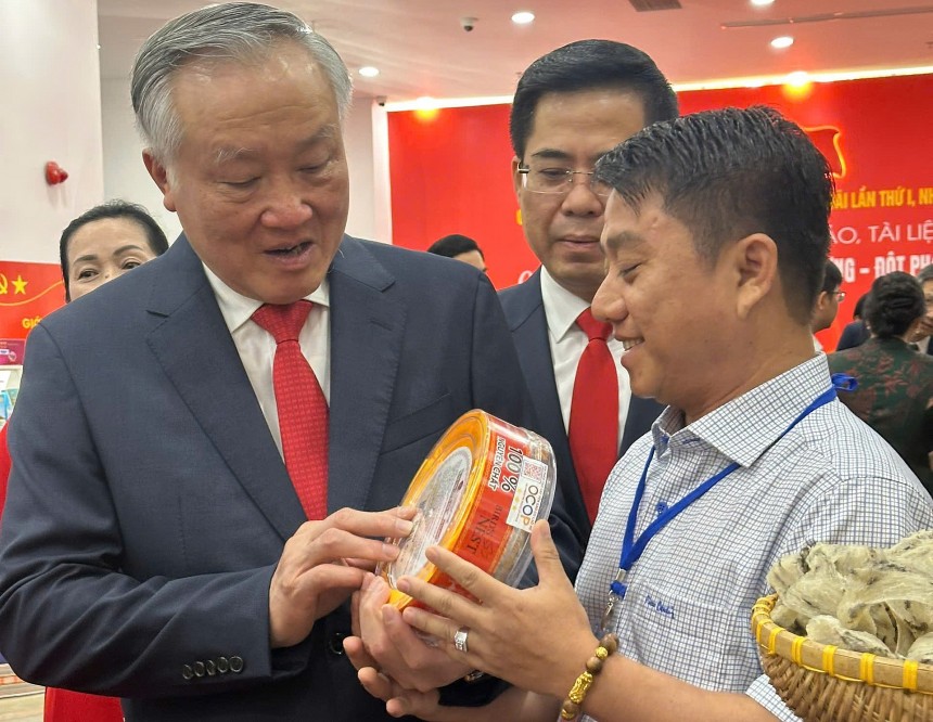 Ông Phan Thanh Tùng giới thiệu sản phẩm đến Phó thủ tướng Thường trực Nguyễn Hòa Bình Ông Phan Thanh Tùng giới thiệu sản phẩm đến Phó thủ tướng Thường trực Nguyễn Hòa Bình