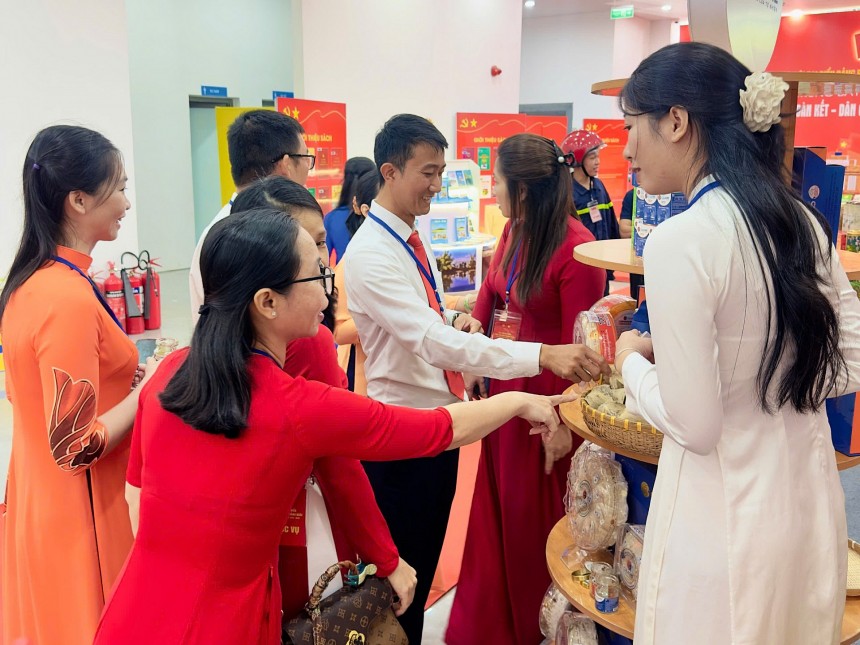 Khách hàng tham quan, trải nghiệm sản phẩm yến sào của Công ty TNHH XNK Yến sào Cù Lao Ré Khách hàng tham quan, trải nghiệm sản phẩm yến sào của Công ty TNHH XNK Yến sào Cù Lao Ré