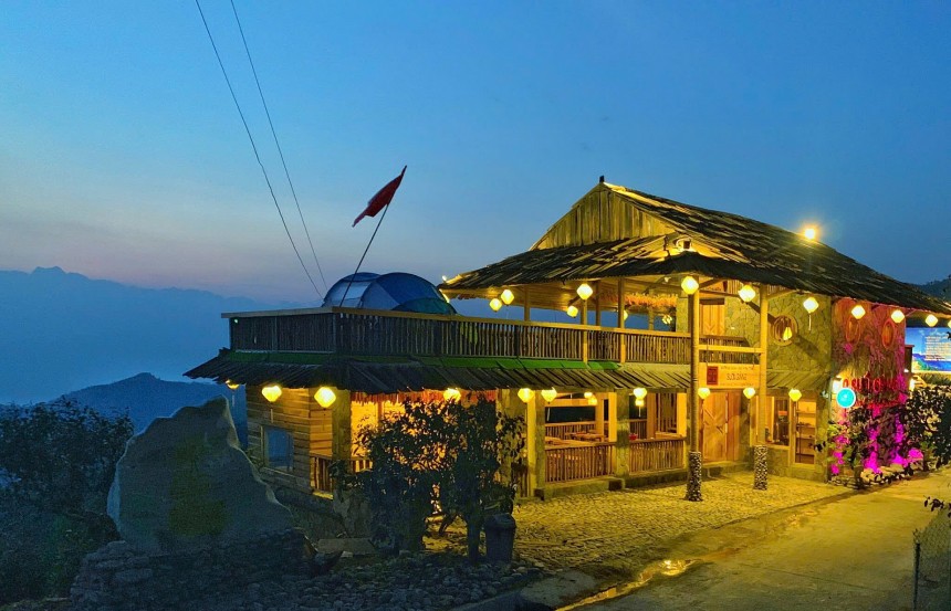 Nhờ hệ thống giao thông thuận lợi, khí hậu trong lành, mát mẻ ở độ cao trên 1.400m so với mực nước biển, Không gian Văn hóa Trà Suối Giàng đã trở thành điểm du lịch thu hút đông đảo du khách trong và ngoài nước Nhờ hệ thống giao thông thuận lợi, khí hậu trong lành, mát mẻ ở độ cao trên 1.400m so với mực nước biển, Không gian Văn hóa Trà Suối Giàng đã trở thành điểm du lịch thu hút đông đảo du khách trong và ngoài nước