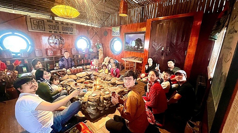 Với việc đổi mới trong tư duy phát triển kinh tế, đặc biệt về du lịch sinh thái, nghỉ dưỡng, chỉ sau 04 năm kể từ khi thành lập, đại diện Không gian Văn hóa Trà Suối Giàng cho biết, đơn vị đã tiếp đón trên 100.000 lượt khách du lịch, đạt doanh thu trên 25 tỷ đồng Với việc đổi mới trong tư duy phát triển kinh tế, đặc biệt về du lịch sinh thái, nghỉ dưỡng, chỉ sau 04 năm kể từ khi thành lập, đại diện Không gian Văn hóa Trà Suối Giàng cho biết, đơn vị đã tiếp đón trên 100.000 lượt khách du lịch, đạt doanh thu trên 25 tỷ đồng