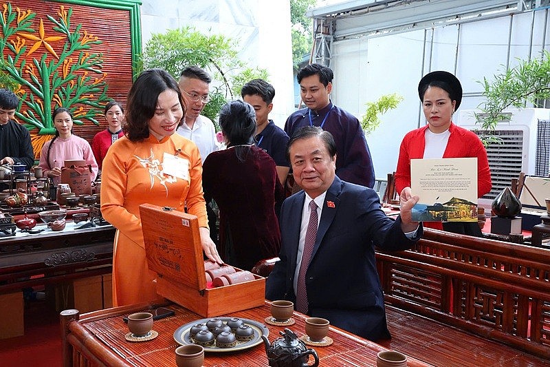 Phó Chủ tịch Quốc hội Lê Minh Hoan trải nghiệm sản phẩm chè Shan tuyết cổ thụ từ đơn vị  Phó Chủ tịch Quốc hội Lê Minh Hoan trải nghiệm sản phẩm chè Shan tuyết cổ thụ từ đơn vị