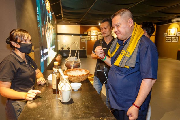 Du khách nếm thử hương vị nước mắm Phan Thiết. Du khách nếm thử hương vị nước mắm Phan Thiết.