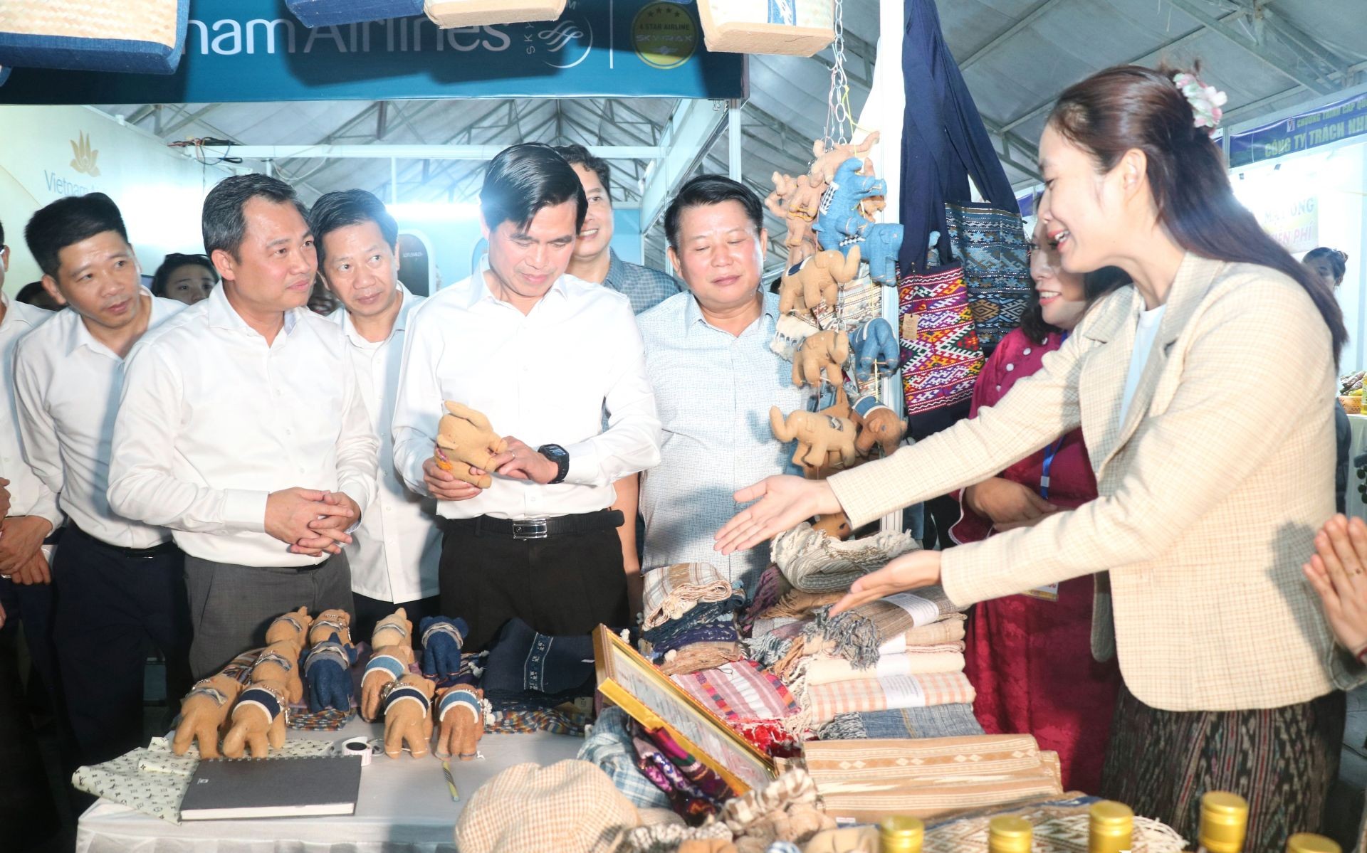 Khai mạc Hội chợ xúc tiến thương mại nông sản và sản phẩm OCOP khu vực Tây Bắc - Sơn La năm 2025 Khai mạc Hội chợ xúc tiến thương mại nông sản và sản phẩm OCOP khu vực Tây Bắc - Sơn La năm 2025