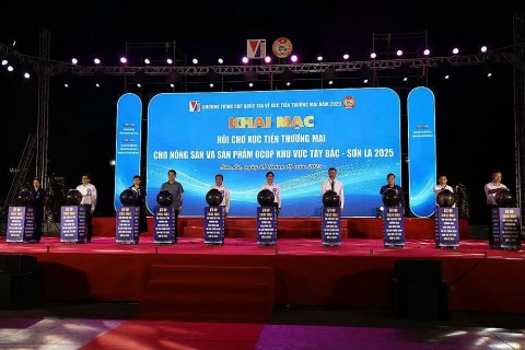 Khai mạc Hội chợ xúc tiến thương mại nông sản và sản phẩm OCOP khu vực Tây Bắc - Sơn La năm 2025