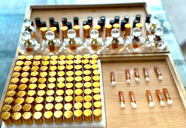 Bên cạnh nước cất trầm hương hay trầm cảnh, doanh nghiệp còn nghiên cứu tung ra thị trường nhiều chế phẩm độc đáo như cao trầm hương, nước cất tinh dầu trầm hương, nhang nụ trầm hương,…