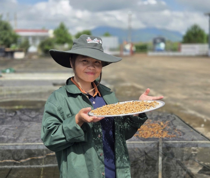 Trên cương vị một người con Gié Triêng, chị Y Ngang, Giám đốc HTX, mong tiếp tục nhận được sự quan tâm, hỗ trợ từ các tổ chức chính trị - xã hội, ngân hàng chính sách, lẫn cộng đồng Trên cương vị một người con Gié Triêng, chị Y Ngang, Giám đốc HTX, mong tiếp tục nhận được sự quan tâm, hỗ trợ từ các tổ chức chính trị - xã hội, ngân hàng chính sách, lẫn cộng đồng