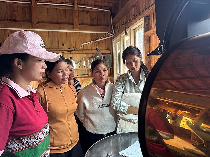 Dưới sự hỗ trợ bởi HTX, nhiều chị em, tổ liên kết tham gia đã biết cách trồng, chăm sóc, thu hái cà phê chín đúng chuẩn, giúp nâng cao giá trị sản phẩm lên đáng kể Dưới sự hỗ trợ bởi HTX, nhiều chị em, tổ liên kết tham gia đã biết cách trồng, chăm sóc, thu hái cà phê chín đúng chuẩn, giúp nâng cao giá trị sản phẩm lên đáng kể