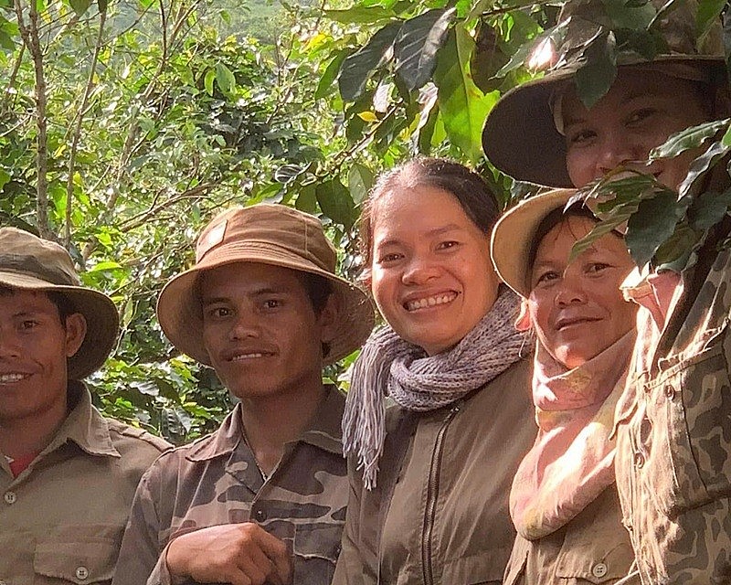 Với những nỗ lực không ngừng nghỉ, chị Phượng, chị Ngang, các thành viên HTX Phượng Hoàng, thật sự là những “bông hoa” kiên cường, đẹp đẽ giữa cao nguyên đại ngàn Với những nỗ lực không ngừng nghỉ, chị Phượng, chị Ngang, các thành viên HTX Phượng Hoàng, thật sự là những “bông hoa” kiên cường, đẹp đẽ giữa cao nguyên đại ngàn