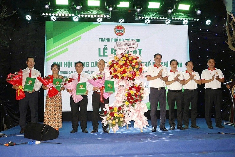 Không chỉ phát triển kinh tế, Chi hội Nông dân Tỷ phú TP. HCM còn đặc biệt chú trọng phát huy vai trò xã hội, thông qua huy động hội viện gây quỹ hỗ trợ đồng bào khắc phục phần nào hậu quả thiên tai Không chỉ phát triển kinh tế, Chi hội Nông dân Tỷ phú TP. HCM còn đặc biệt chú trọng phát huy vai trò xã hội, thông qua huy động hội viện gây quỹ hỗ trợ đồng bào khắc phục phần nào hậu quả thiên tai