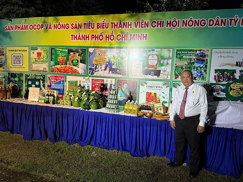 Ông Nguyễn Nhật Chương, Giám đốc Công ty TNHH Thương mại Dịch vụ King Wood, thành viên Chi hội Nông dân Tỷ phú TP. HCM Ông Nguyễn Nhật Chương, Giám đốc Công ty TNHH Thương mại Dịch vụ King Wood, thành viên Chi hội Nông dân Tỷ phú TP. HCM