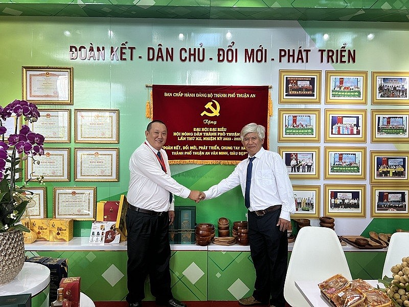 Từ những cơ sở manh mún, nhỏ lẻ truyền thống, KingWood đã vươn lên như một điển hình đơn vị tiên phong nâng tầm nghề gỗ Việt, chinh phục hàng loạt thị trường quốc tế khó tính