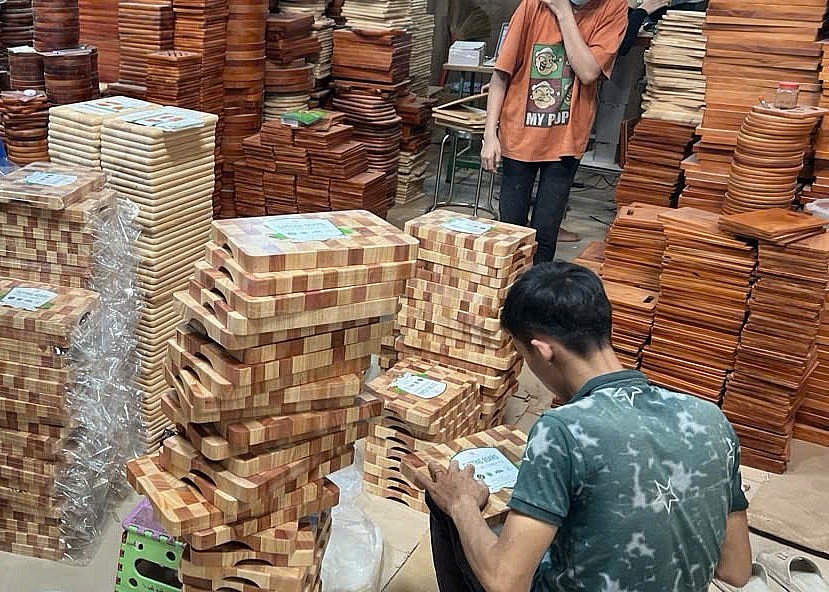 Những ngày đầu tiếp quản và điều hành xưởng mộc gia đình, ông Chương đã trải qua không ít khó khăn, gặp những thách thức điển hình mà hầu hết cơ sở sản xuất nhỏ lẻ đều gặp phải