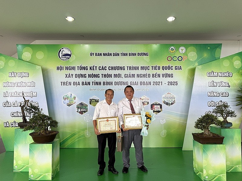 Sau khi tham gia các lớp tập huấn do Hội Nông dân tỉnh Bình Dương tổ chức, ông Chương (bên trái) nhận ra, thay vì hoạt động đơn lẻ, liên kết chuỗi sản xuất chính là hướng đi bền vững