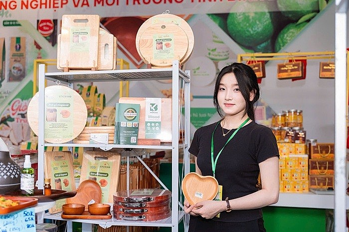 Sản phẩm chủ lực của KingWood là dòng dụng cụ nhà bếp bằng gỗ, gia công từ nguyên liệu khai thác từ rừng trồng có kiểm soát, không dùng gỗ rừng thiên nhiên, nhằm bảo vệ tài nguyên môi trường