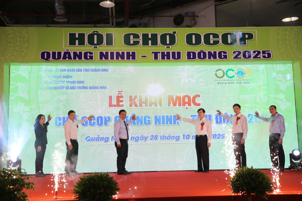 Sôi nổi hoạt động mua sắm tại Hội chợ OCOP Quảng Ninh - Thu Đông 2025 Sôi nổi hoạt động mua sắm tại Hội chợ OCOP Quảng Ninh - Thu Đông 2025