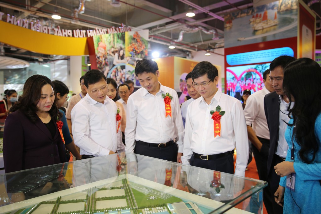 Sôi nổi hoạt động mua sắm tại Hội chợ OCOP Quảng Ninh - Thu Đông 2025 Sôi nổi hoạt động mua sắm tại Hội chợ OCOP Quảng Ninh - Thu Đông 2025