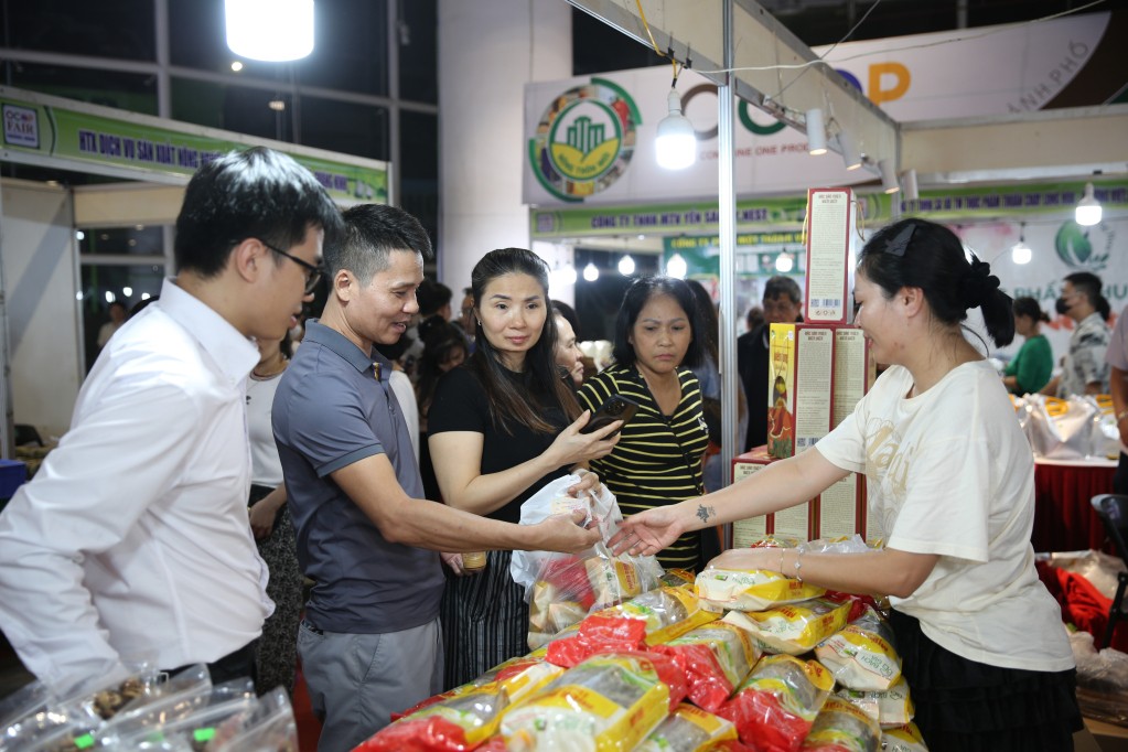 Sôi nổi hoạt động mua sắm tại Hội chợ OCOP Quảng Ninh - Thu Đông 2025 Sôi nổi hoạt động mua sắm tại Hội chợ OCOP Quảng Ninh - Thu Đông 2025