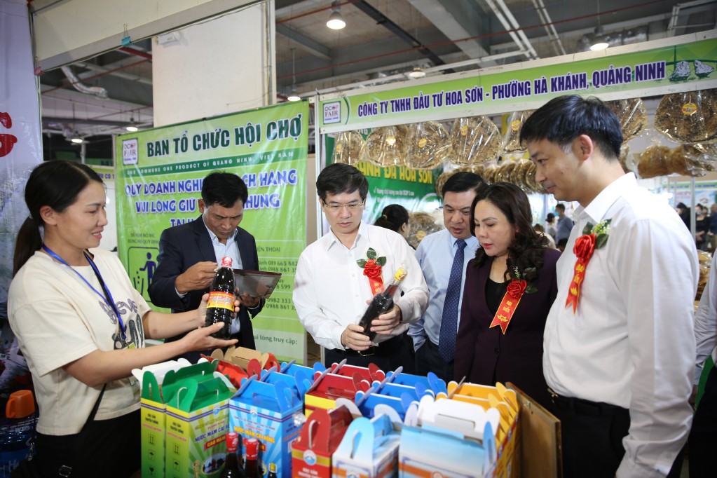 Sôi nổi hoạt động mua sắm tại Hội chợ OCOP Quảng Ninh - Thu Đông 2025 Sôi nổi hoạt động mua sắm tại Hội chợ OCOP Quảng Ninh - Thu Đông 2025