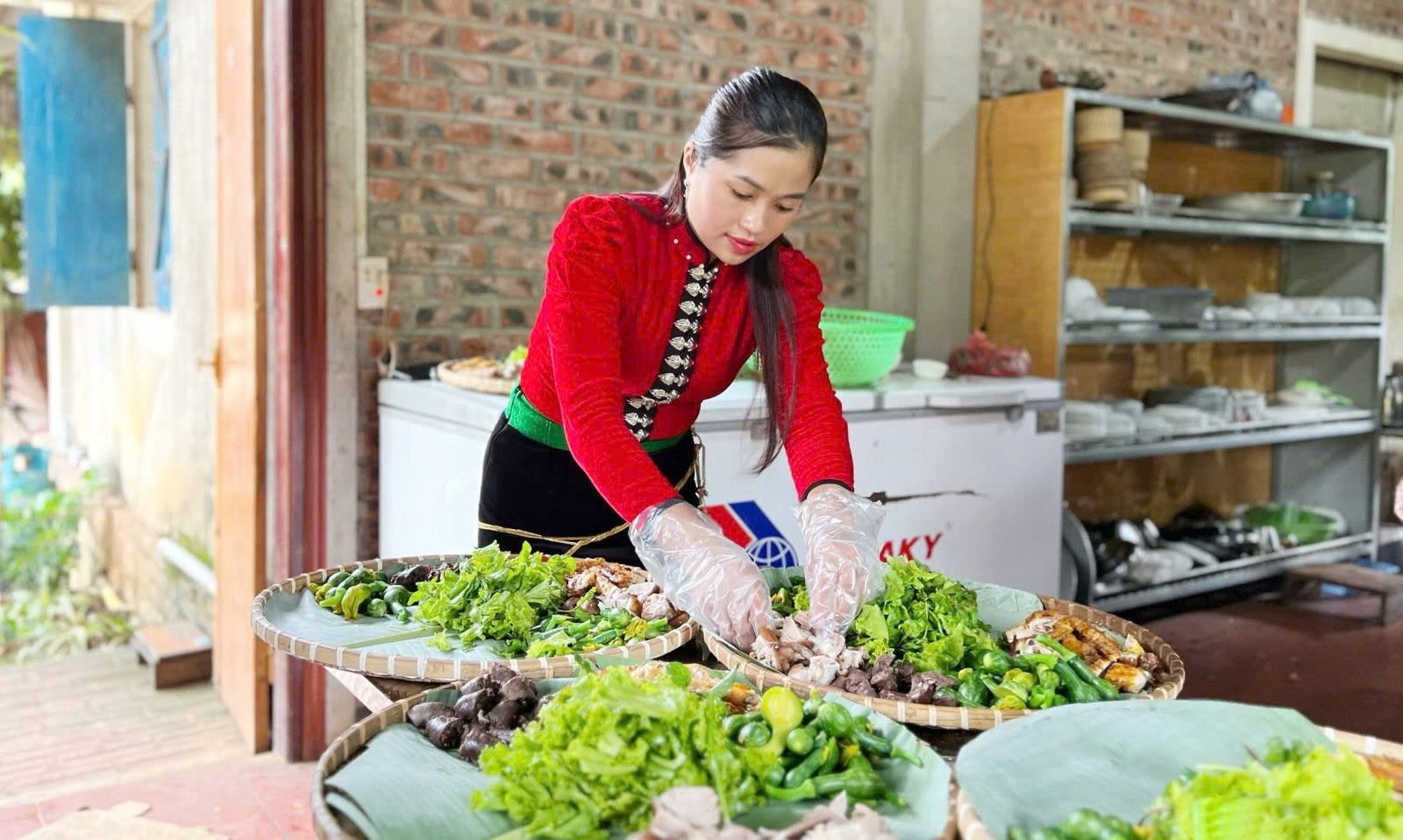 Ẩm thực đặc sắc, hấp dẫn của đồng bào dân tộc Thái phục vụ du khách tại tổ dân phố Vặt Hồng, phường Mộc Châu.