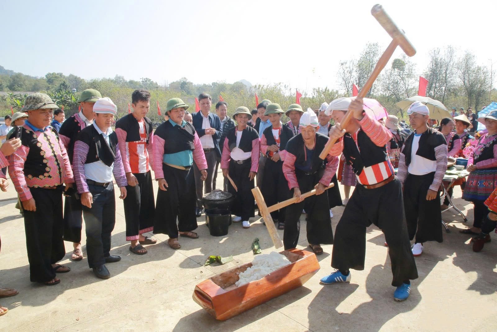 Những nét văn hóa truyền thống đặc sắc được đồng bào dân tộc Mông ở Tà Số bảo tồn và phát huy.