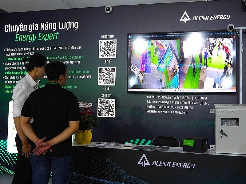 Đại biểu tham quan gian hàng tại sự kiện 