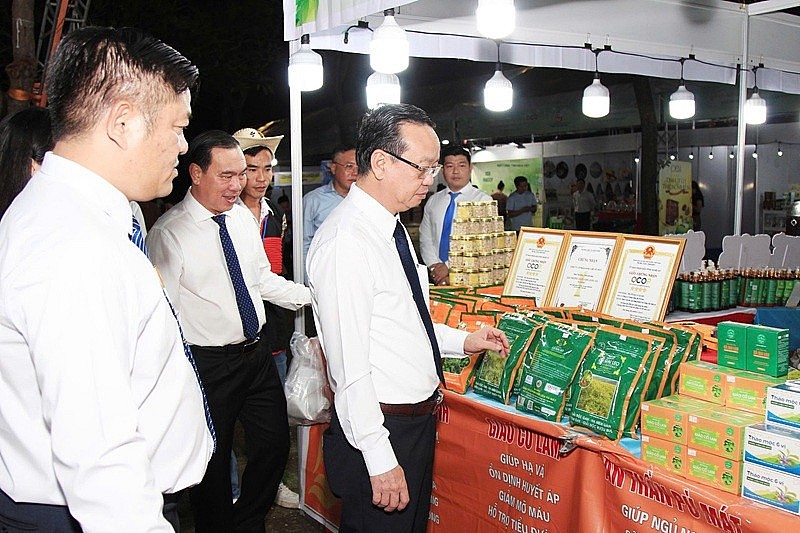 Đại biểu tham quan, trải nghiệm các sản phẩm OCOP trưng bày tại sự kiện Đại biểu tham quan, trải nghiệm các sản phẩm OCOP trưng bày tại sự kiện