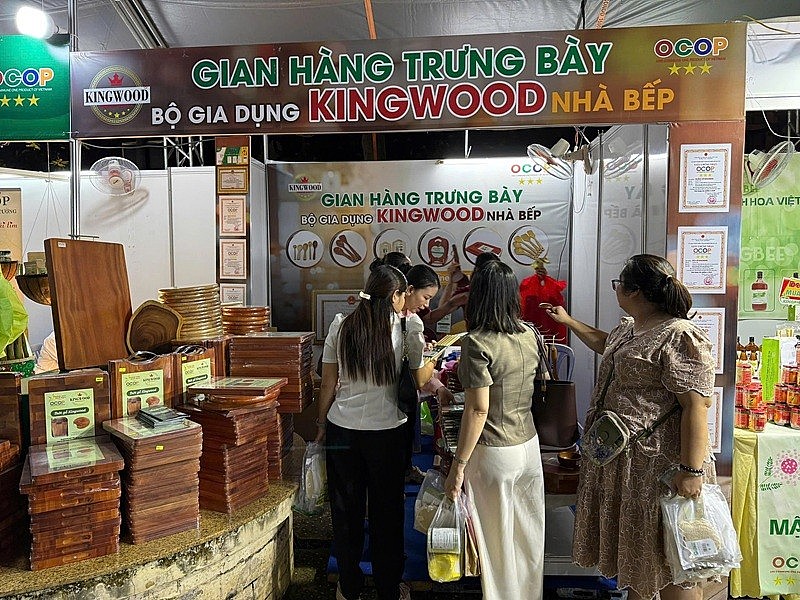 Dụng cụ nhà bếp thương hiệu “KingWood” nhận nhiều sự quan tâm, tin dùng từ khách tham quan Dụng cụ nhà bếp thương hiệu “KingWood” nhận nhiều sự quan tâm, tin dùng từ khách tham quan