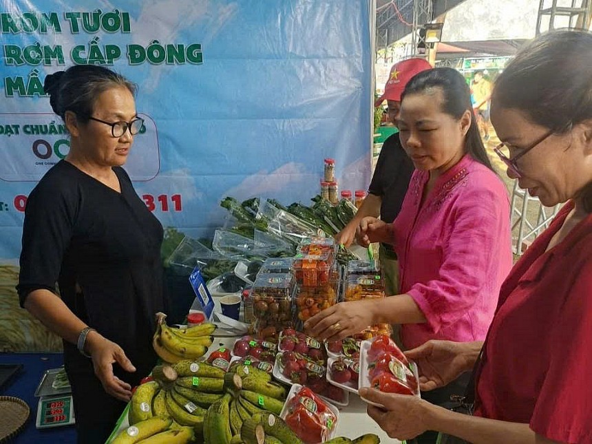 Khách hàng trải nghiệm sản phẩm từ gian hàng chủ thể OCOP Nấm nhà Hạnh Khách hàng trải nghiệm sản phẩm từ gian hàng chủ thể OCOP Nấm nhà Hạnh