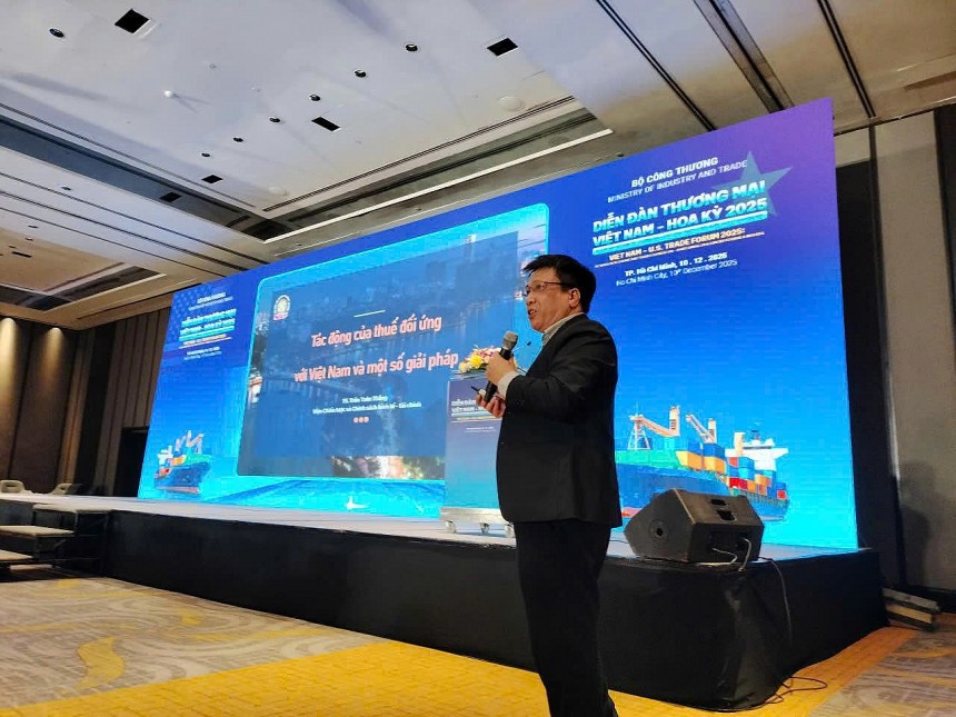 TS. Trần Toàn Thắng, Trưởng ban Quốc tế và Chính sách hội nhập (Viện Chiến lược và Chính sách kinh tế - tài chính, trình bày tác động thuế đối ứng Hoa Kỳ lên Việt Nam, đồng thời nêu bật một số giải pháp TS. Trần Toàn Thắng, Trưởng ban Quốc tế và Chính sách hội nhập (Viện Chiến lược và Chính sách kinh tế - tài chính, trình bày tác động thuế đối ứng Hoa Kỳ lên Việt Nam, đồng thời nêu bật một số giải pháp