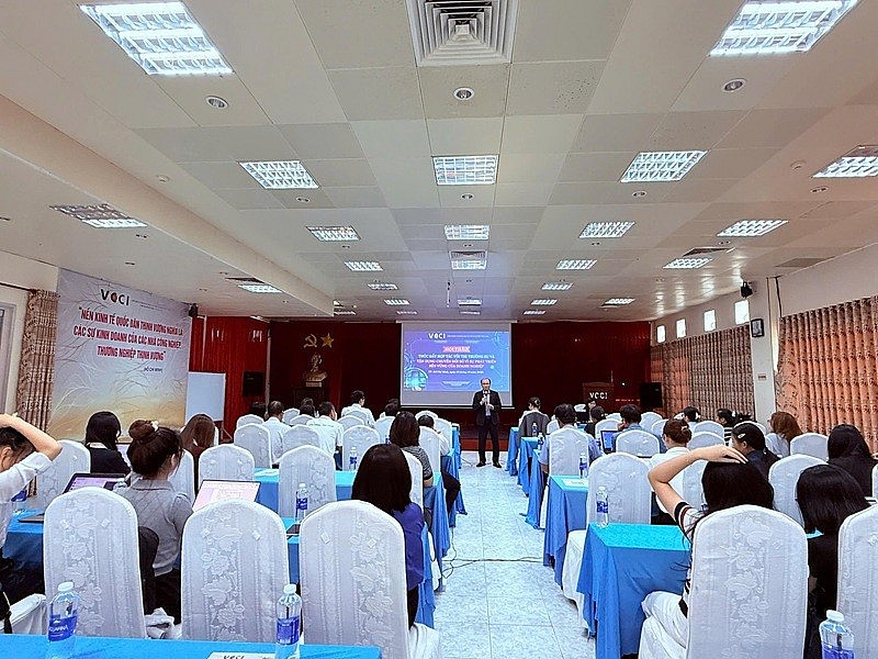 Ông Nguyễn Hữu Trường, Phó giám đốc VCCI - Chi nhánh khu vực TP. HCM phát biểu tại Hội thảo Ông Nguyễn Hữu Trường, Phó giám đốc VCCI - Chi nhánh khu vực TP. HCM phát biểu tại Hội thảo